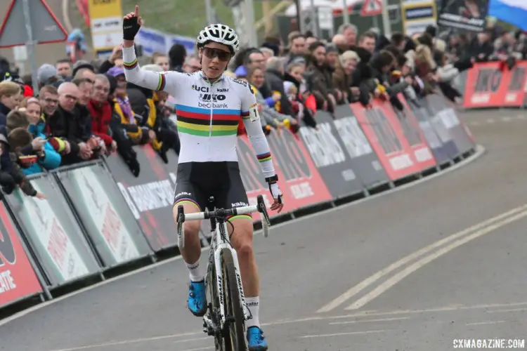 Sanne Cant took the win and the World Cup overall at Hoogerheide. 2018 Hoogerheide World Cup. © B. Hazen / Cyclocross Magazine