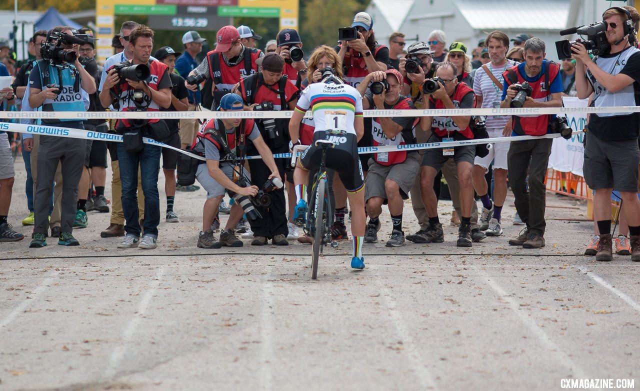 A look inside the "scrum" from Jingle Cross 2017. © A. Yee / Cyclocross Magazine