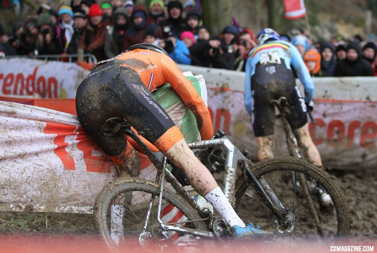 If you make a mistake in a corner, change your approach the next lap.. Elite Men. 2018 UCI Cyclocross World Championships, Valkenburg-Limburg, The Netherlands. © Bart Hazen / Cyclocross Magazine