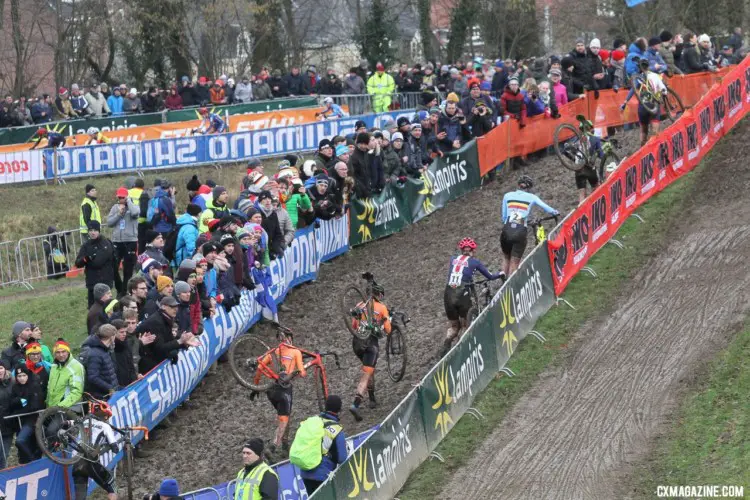 Elle Anderson joins a group of riders near the front early on. She finished eighth. Elite Women. 2018 UCI Cyclocross World Championships, Valkenburg-Limburg, The Netherlands. © Bart Hazen / Cyclocross Magazine