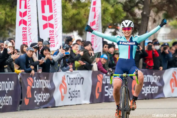 Sakaguchi Seika celerates her Cyclocross Tokyo win. 2018 Cyclocross Tokyo. © So Isobe / Cyclocross Magazine