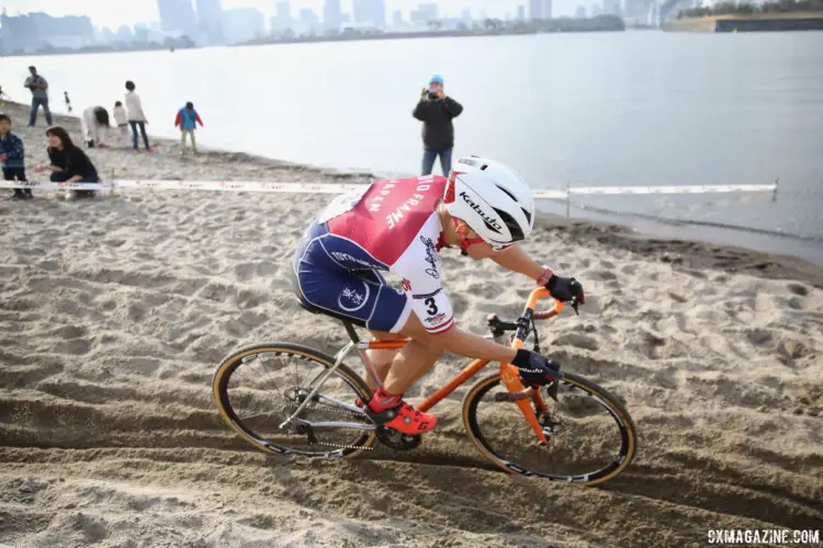 Finding the ruts in the sand was important for success. 2018 Cyclocross Tokyo. © So Isobe / Cyclocross Magazine
