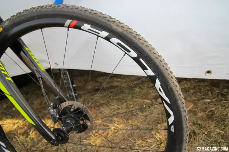 Stan's Valor carbon wheels use the brand's tubeless technology to assist users in setting up tubeless tires. Jake Wells' 2018 Nationals-Winning Singlespeed Scott Addict CX. © D. Mable / Cyclocross Magazine