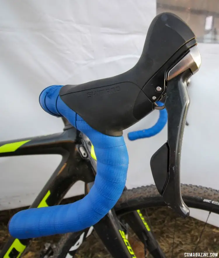 The Shimano ST-R685 dual control levers remain in place, although the shift unit is not connected to anything. Jake Wells' 2018 Nationals-Winning Singlespeed Scott Addict CX. © D. Mable / Cyclocross Magazine