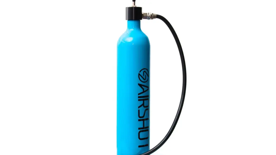 The Airshot LTD tubeless compressor / canister retails for $59.96 in the US, weighs just 441 grams and can turn any floor pump into a tubeless compressor charging pump. © Cyclocross Magazine