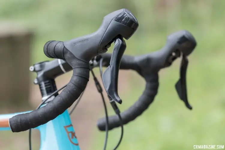 The cockpit on the Major Jake consists of alloy Kona-branded components. The shift/brake levers are Shimano RS-505. 2018 Kona Major Jake cyclocross bike. © C. Lee / Cyclocross Magazine