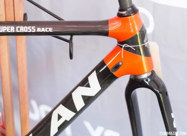 The Super Cross features internal cable routing with replaceable ports for Di2 and eTap builds. © Cyclocross Magazine