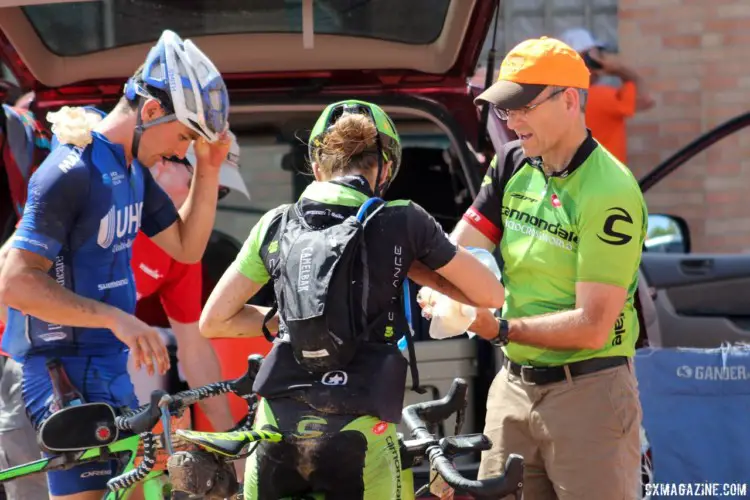 Kaitie Keough had an easy time finding her pit crew with her dad clad in a Cannondale kit. 2018 Dirty Kanza 200. © Z. Schuster / Cyclocross Magazine