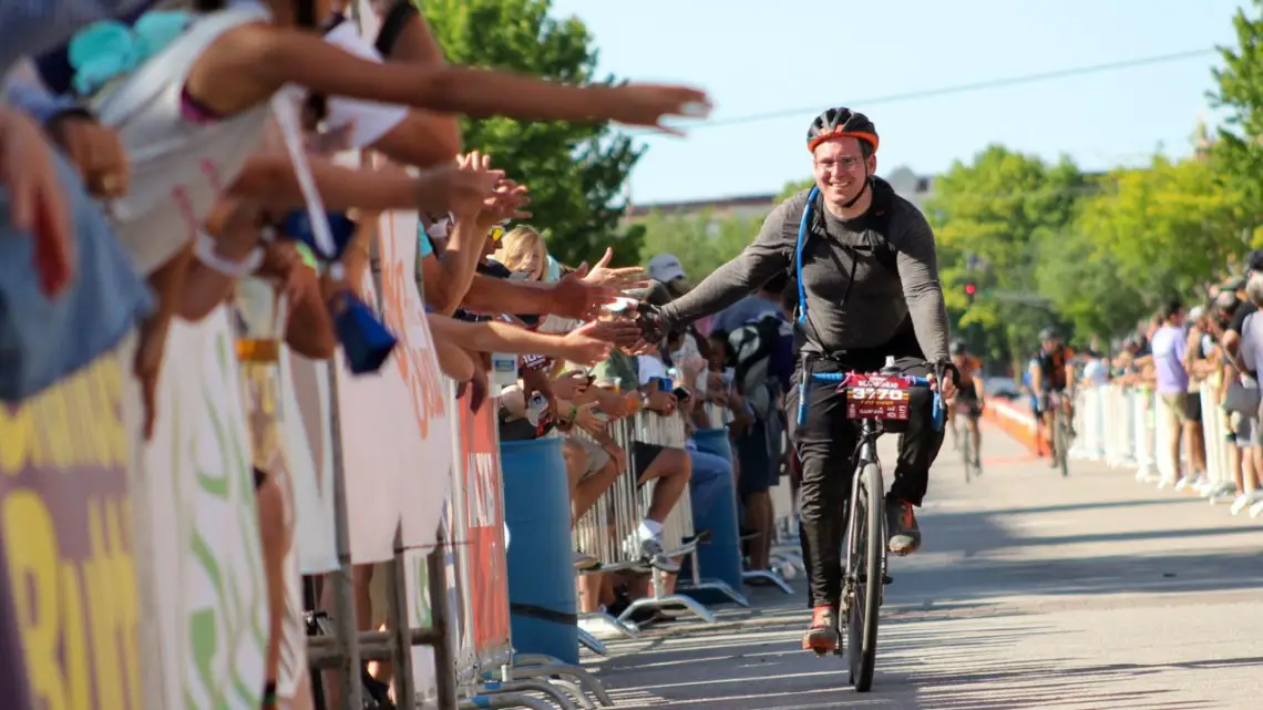 Fans and finishers welcome home everyone who finishes the Dirty Kanza. 2018 Dirty Kanza 200. © Z. Schuster / Cyclocross Magazine