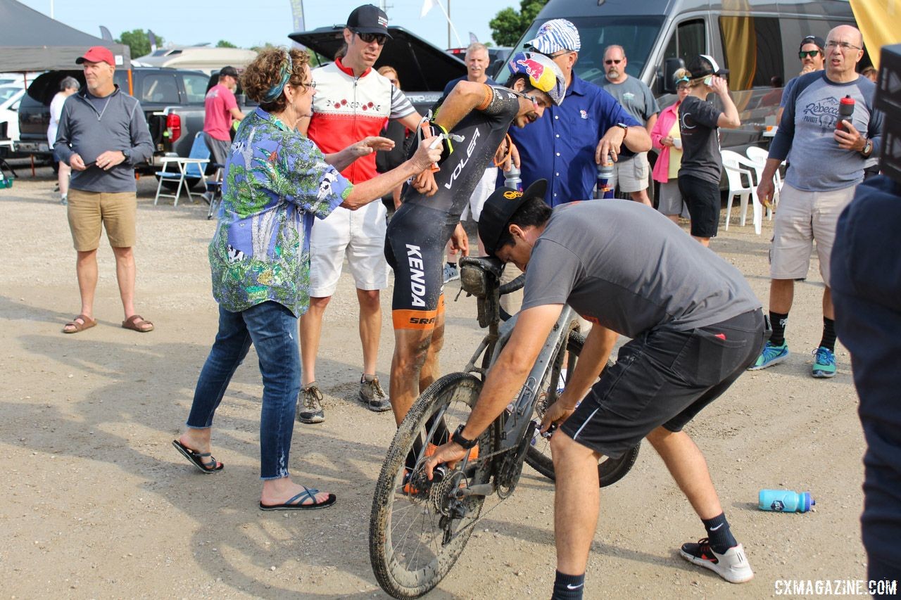 Pit crews can resemble NASCAR teams at times. 2018 Dirty Kanza 200. © Z. Schuster / Cyclocross Magazine