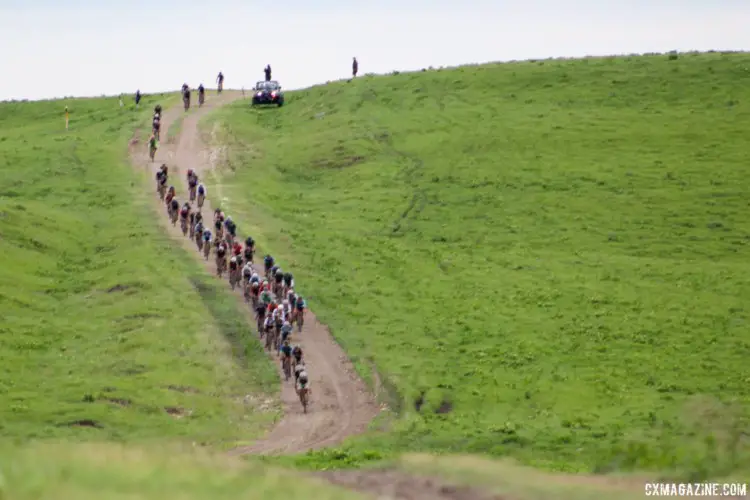 The large lead group rips down a descent at mile 25. 2018 Women's Dirty Kanza 200. © Z. Schuster / Cyclocross Magazine