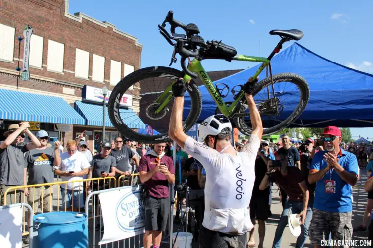 Wonder if King's bike was light? He still had enough energy to hoist it after 206 miles of Kanza gravel. Ted King's 2018 Dirty Kanza 200 Cannondale SuperX. © Z. Schuster / Cyclocross Magazine