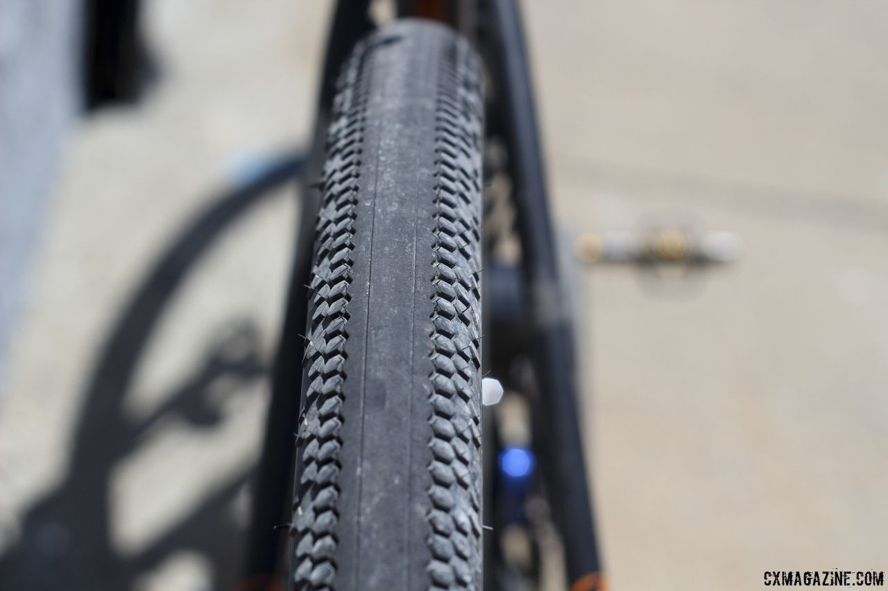 Vittoria's Terreno Zero tire has no tread in the center and minimal knobs on the side. Amanda Nauman's 2018 DK200 Niner RLT 9 RDO. © Z. Schuster / Cyclocross Magazine