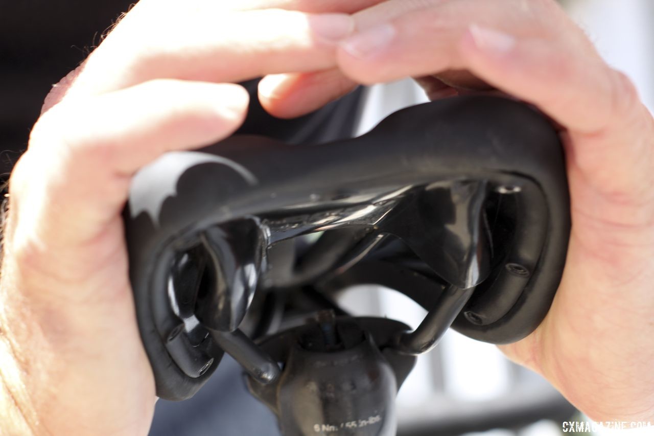 Dave Sheek shows the wing flex in Nauman's prototype SDG Radar HC saddle. Amanda Nauman's 2018 DK200 Niner RLT 9 RDO. © Z. Schuster / Cyclocross Magazine