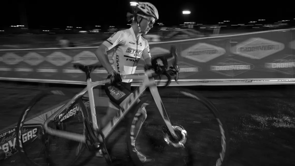 Chloe Woodruff attacked the power-sucking grass and finished sixth. The Final CrossVegas, 2017. © A. Yee / Cyclocross Magazine