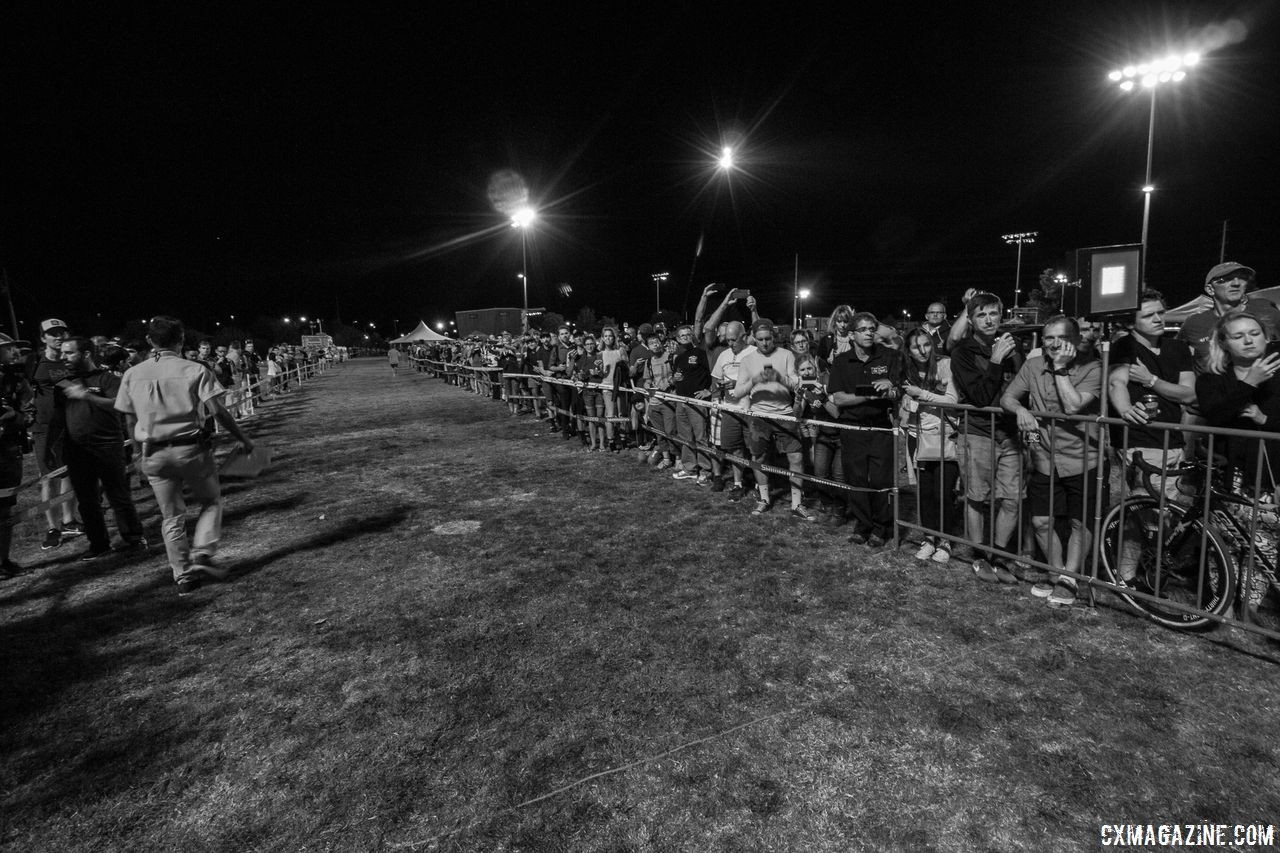 Fans and Interbike attendees gather along the barriers for one last hurrah for CrossVegas. 2017 CrossVegas. © A. Yee / Cyclocross Magazine