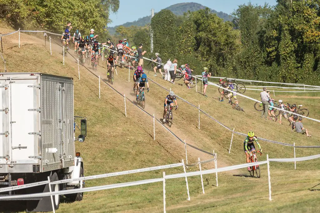 Thanks to generous sponsorship, women race for free at Go Cross this year. 2017 Go Cross © Pete Eshelman / Roanoke Outside