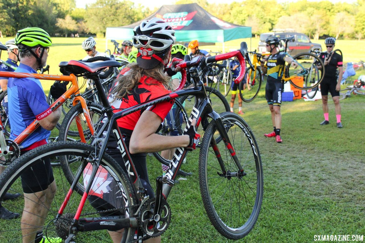 Riders worked on their shouldering technique. 2018 Sven-Nado Clinic, Chicago. © Cyclocross Magazine / Z. Schuster