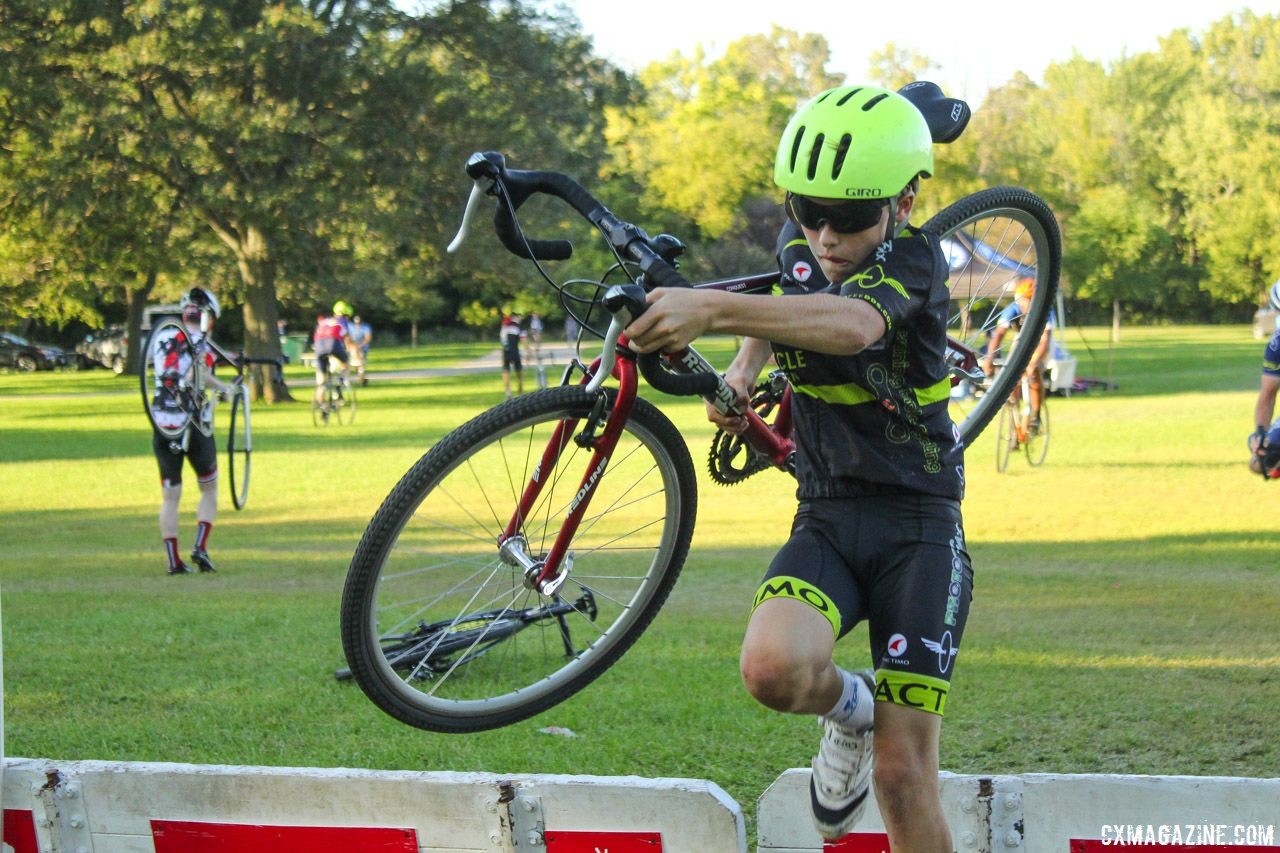 Riders of all ages got to work on dismounting straight to shouldering the bike. 2018 Sven-Nado Clinic, Chicago. © Cyclocross Magazine / Z. Schuster