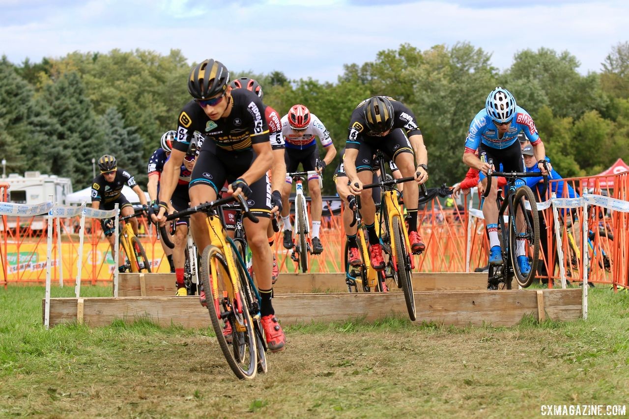 The leaders bunched up early in the first lap before Hermans and others opened up a gap. 2018 Trek CX Cup, Waterloo © Cyclocross Magazine / D. Mable