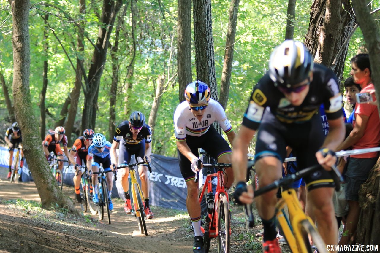 A big group formed early in the race. 2018 World Cup Waterloo. © D. Mable / Cyclocross Magazine