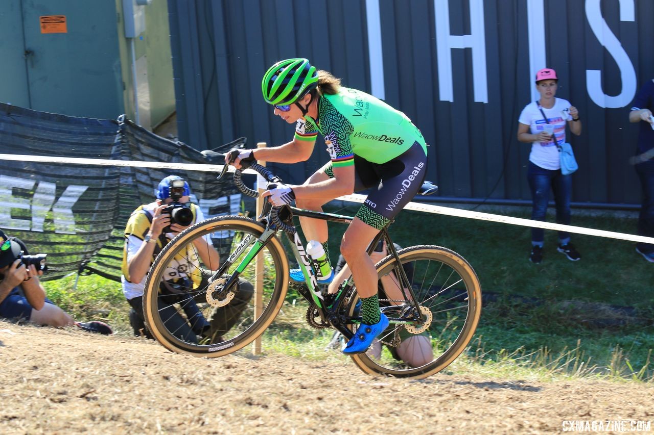 Vos stands out on the course thanks to her team colors. 2018 World Cup Waterloo. © D. Mable / Cyclocross Magazine