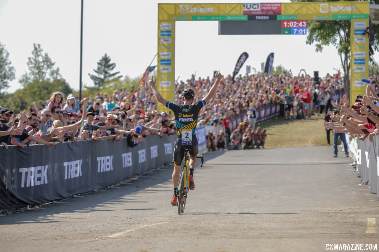 An impressive crowd came out to watch the racing in Waterloo. 2018 World Cup Waterloo. © R. Clark / Cyclocross Magazine