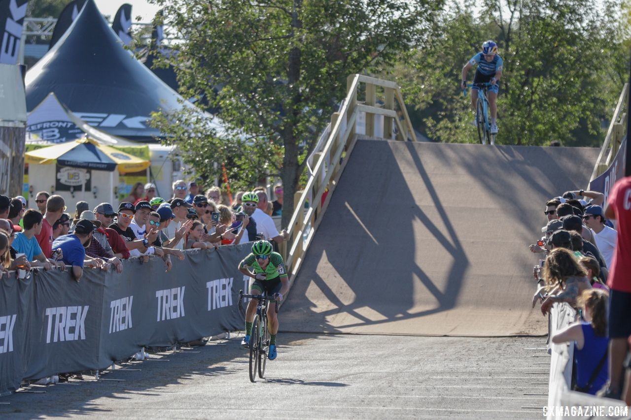 Marianne Vos makes her last push to the finish. 2018 World Cup Waterloo. © R. Clark / Cyclocross Magazine