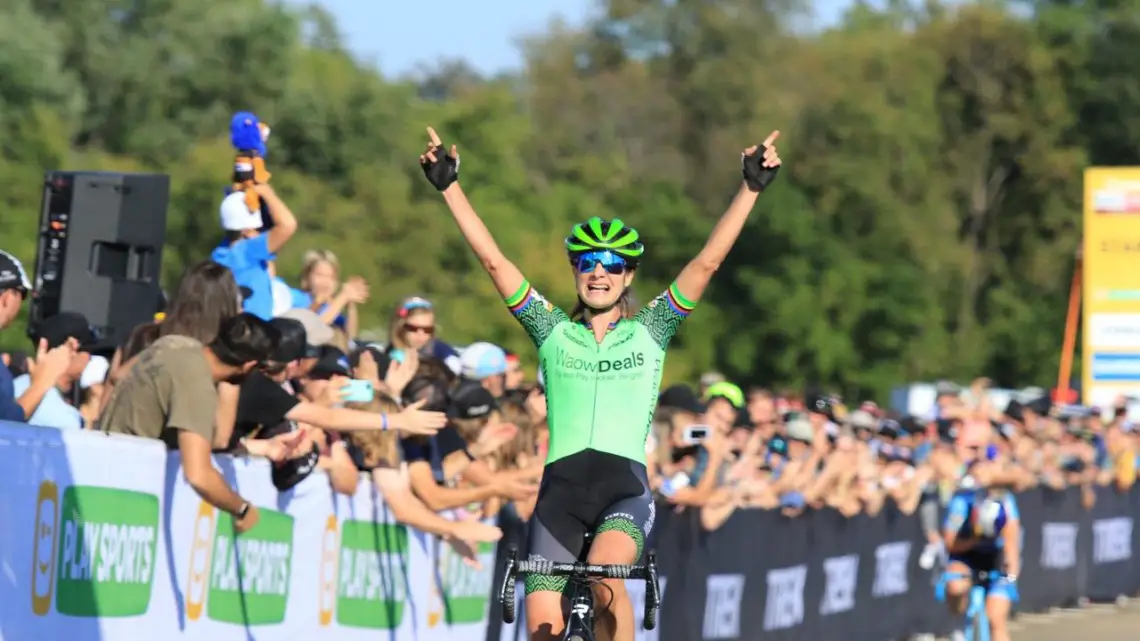 Marianne Vos takes the 2018 World Cup Waterloo. © D. Mable / Cyclocross Magazine