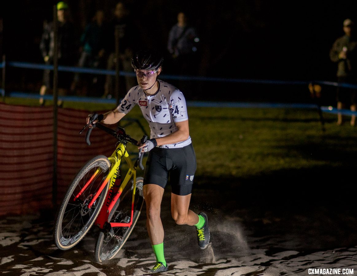 Maghalie Rochette took a conservative approach to the sand pit, dismounting early and running, while Nash tried to ride the pit most laps. 2018 RenoCross women's race. © A. Yee / Cyclocross Magazine