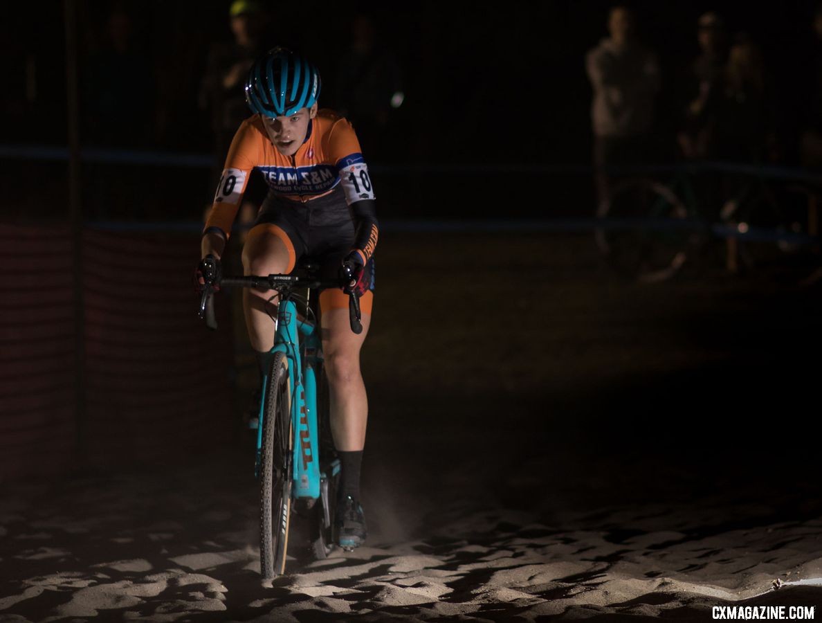 Clara Honsinger through the sand to finish fourth. 2018 Reno Cross women's race. © A. Yee / Cyclocross Magazine