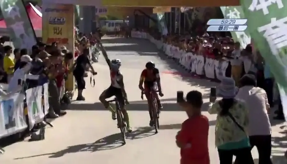 Gosse van der Meer outsprinted Nicholas Samparisi for the (pixelated) win. photo: screen shot