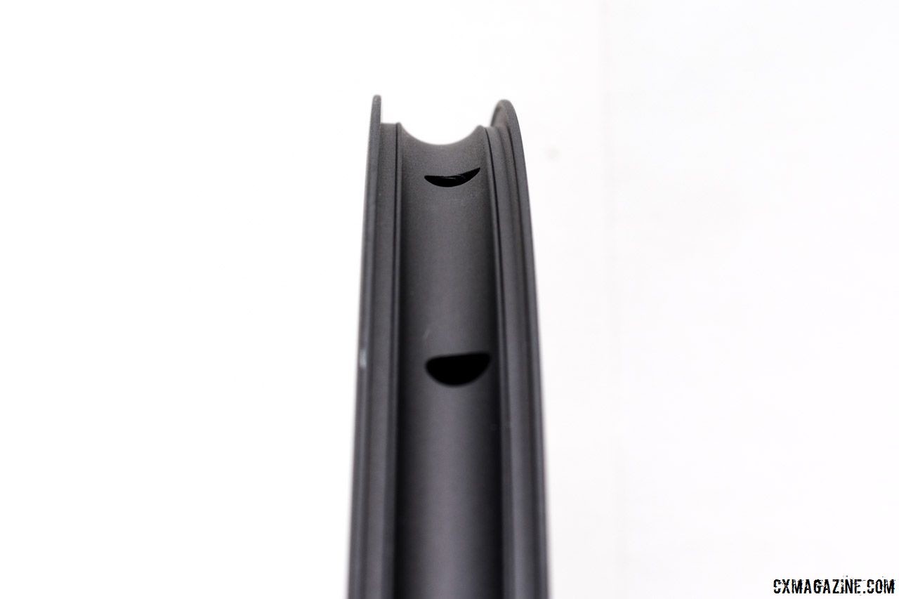 The FSA has an internal width of 21.5mm. The tubeless profile has a bead shelf with a retaining ridge. FSA NS Alloy Wheelset. © Cyclocross Magazine / C. Lee