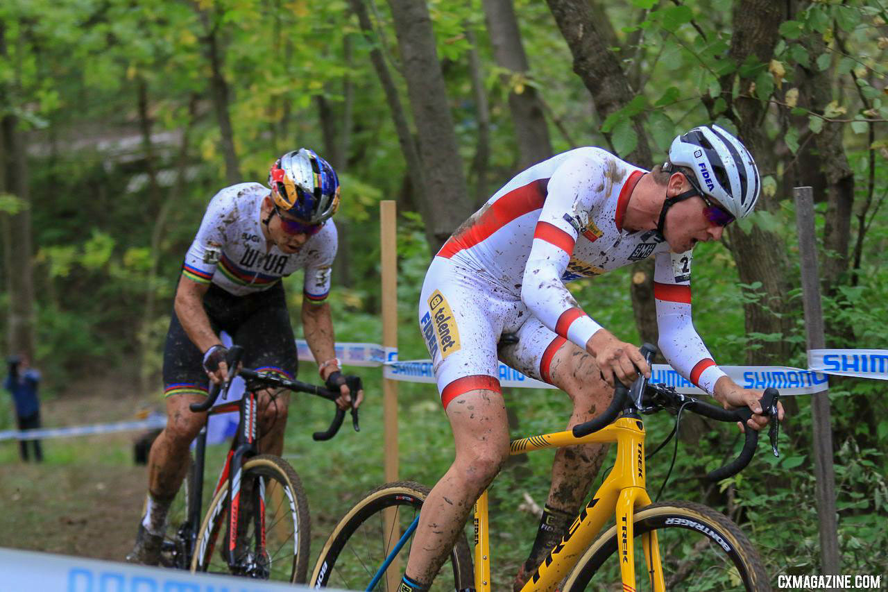 Once again it was the World Champ dueling with a tall World Cup leader, but Toon Aerts filled in nicely for Mathieu van der Poel's role from 2017/2018. 2018 Jingle Cross World Cup Men's Race. © D. Mable / Cyclocross Magazine