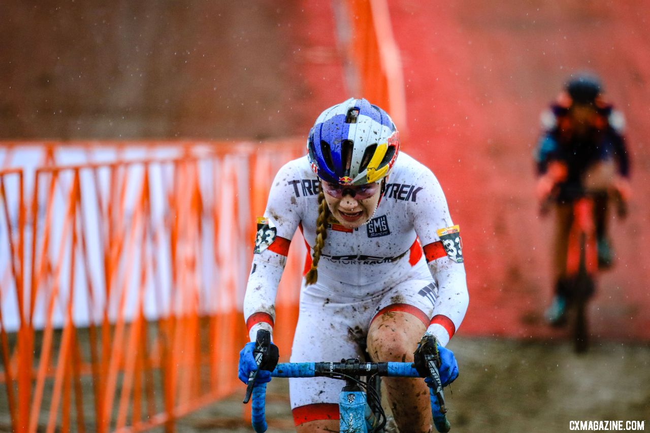 Evie Richards reclaimed her second place after losing it briefly due to a bike change. 2018 Jingle Cross World Cup. © D. Mable / Cyclocross Magazine