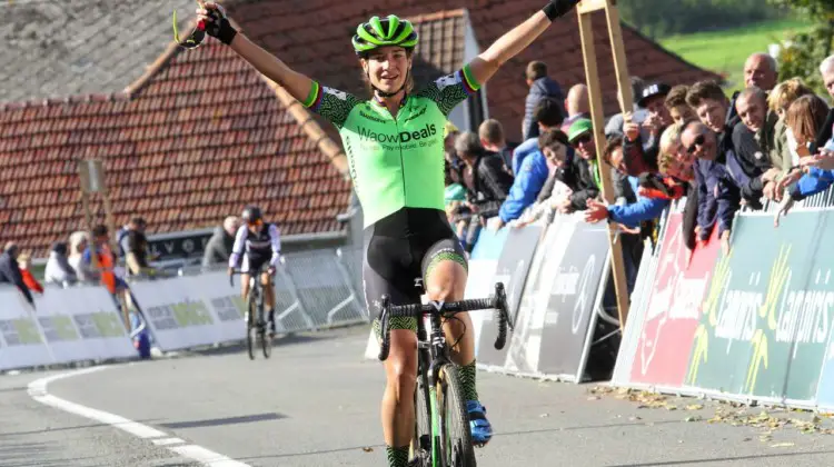 Marianne Vos celebrates her win in Ronse. 2018 Brico Cross Ronse / Hotondcross. © B. Hazen / Cyclocross Magazine