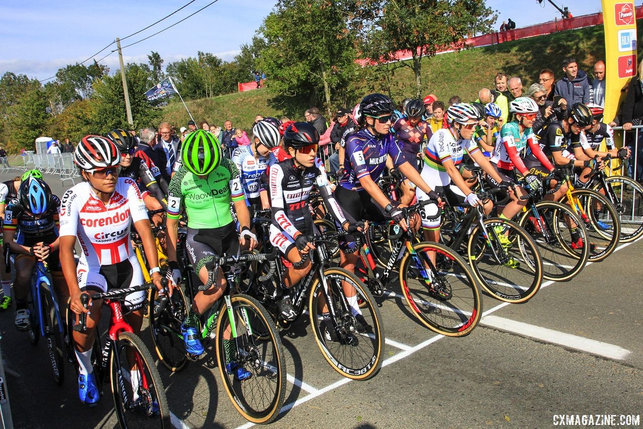 The Elite Women get set to race on Sunday. 2018 Brico Cross Ronse / Hotondcross. © B. Hazen / Cyclocross Magazine