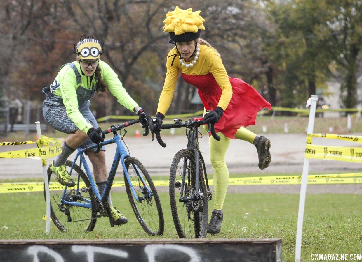 Amy Schultz, aka Lisa SImpson, dismounts at the coffin. 2018 Cross Fire, Sun Prairie, Wisconsin. © Z. Schuster / Cyclocross Magazine