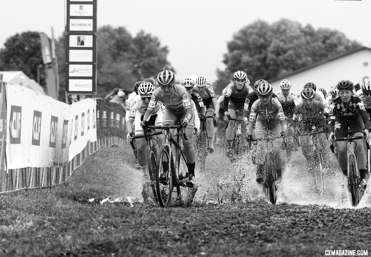 Eva Lechner leads the holeshot on Saturday. 2018 Jingle Cross World Cup. © D. Mable / Cyclocross Magazine