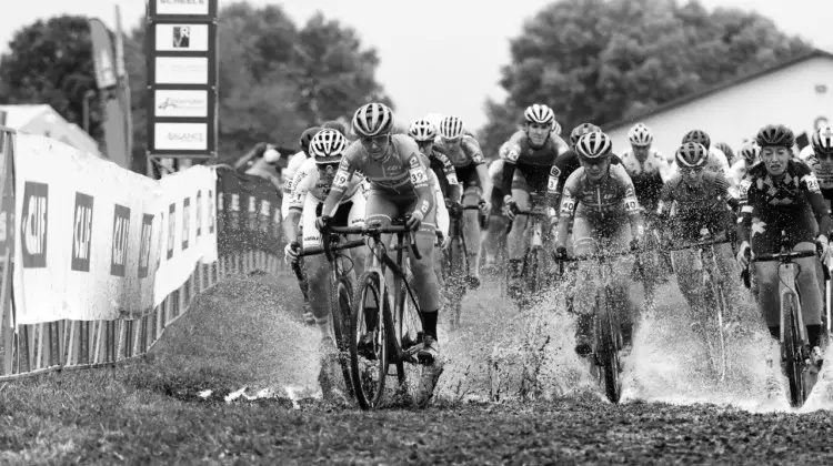 Eva Lechner leads the holeshot on Saturday. 2018 Jingle Cross World Cup. © D. Mable / Cyclocross Magazine