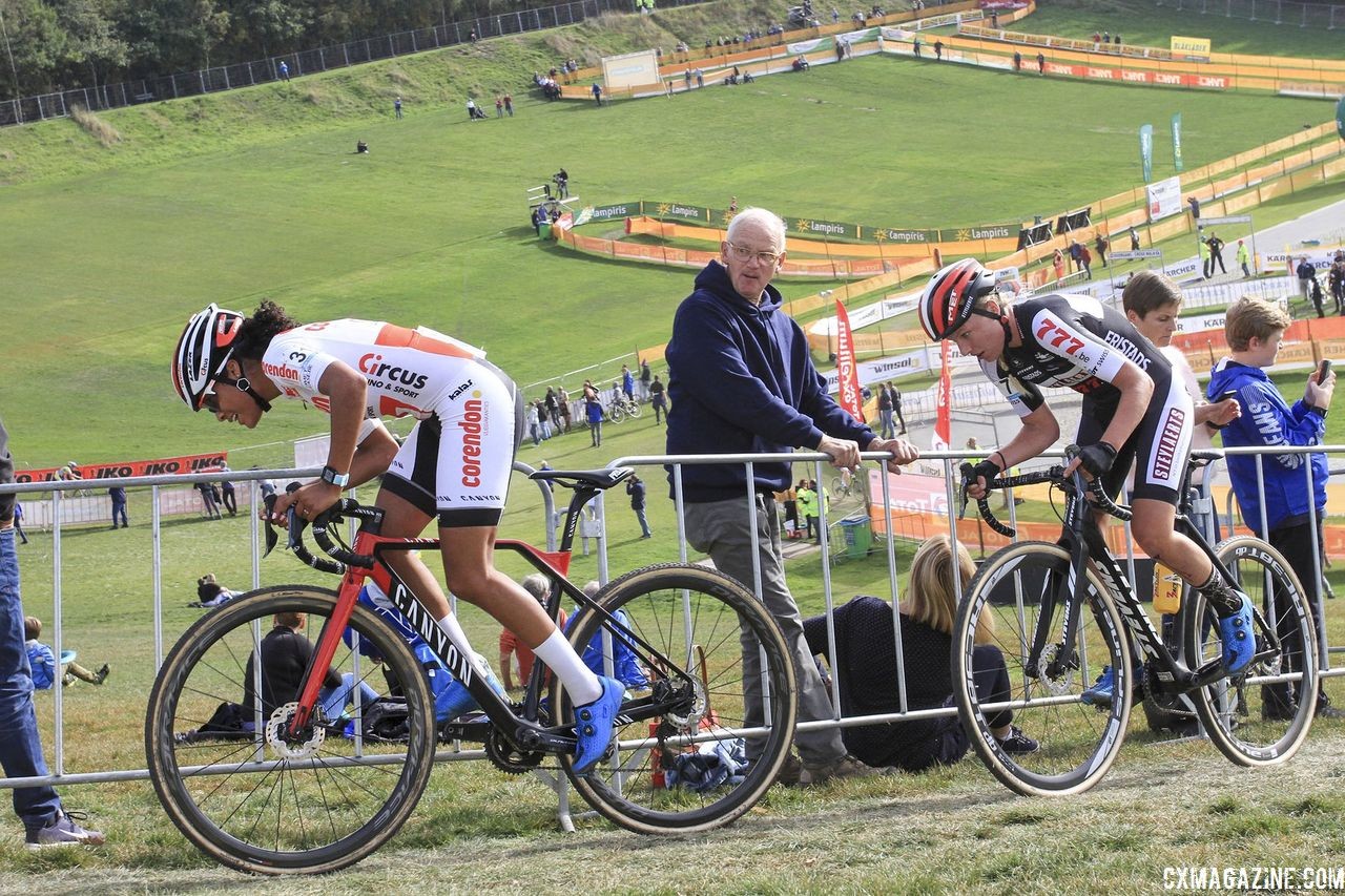 Ceylin Del Carmen Alvarado and Annemarie Worst battled for fourth. 2018 Superprestige Niels Albert CX, Boom. © B. Hazen / Cyclocross Magazine