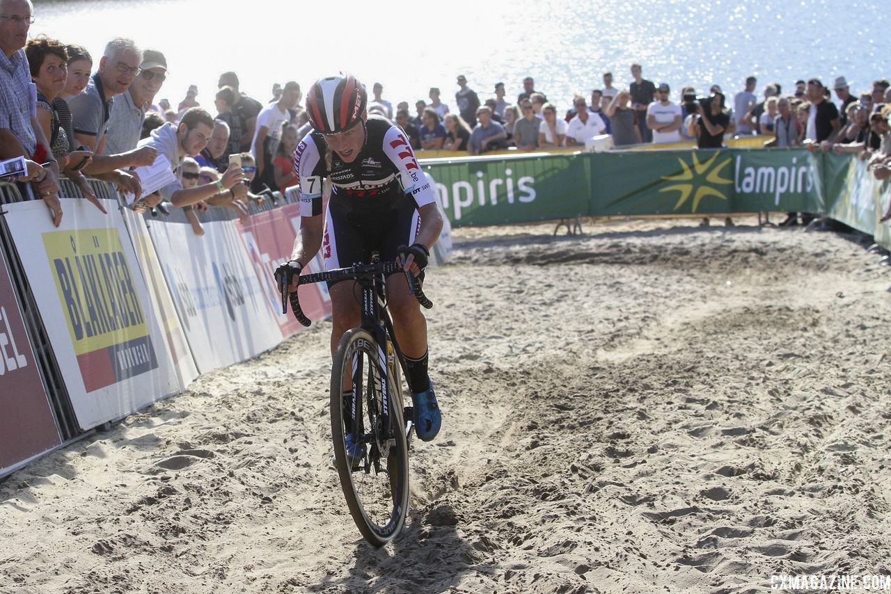 Annemarie Worst mastered the sand en route to a win on Sunday. 2018 Superprestige Gieten. © B. Hazen / Cyclocross Magazine