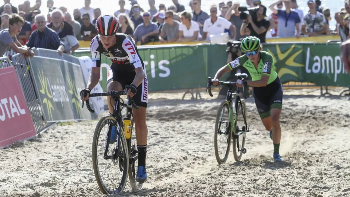 Staying on the bike in the sand was the key to Annemarie Worst's win in Gieten. 2018 Superprestige Gieten. © B. Hazen / Cyclocross Magazine