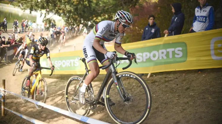 Sanne Cant powers up one of the inclines early in Sunday's race. 2018 World Cup Bern, Switzerland. © E. Haumesser / Cyclocross Magazine