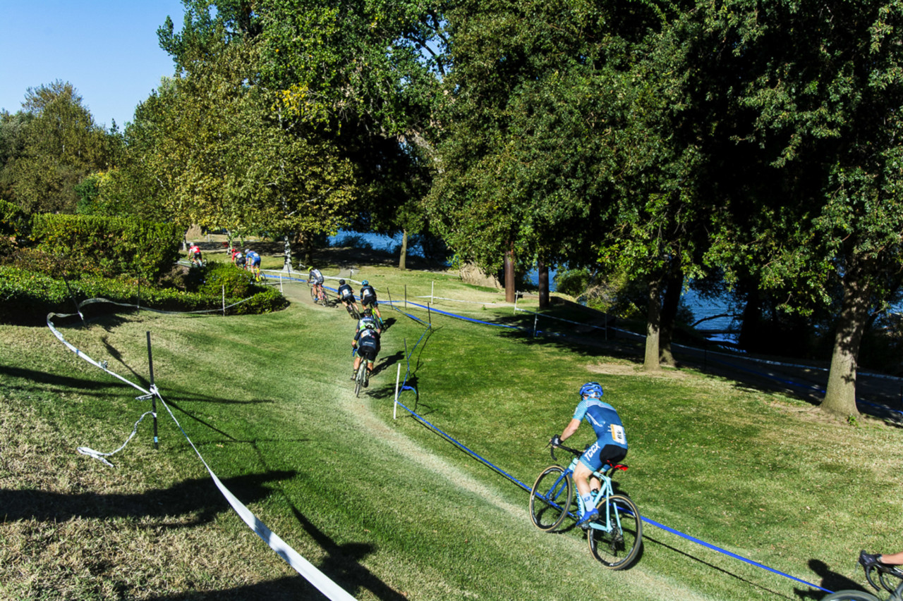 The men wind their way through the park. 2018 West Sacramento Cyclocross Grand Prix Day 2. © L. Lamoureux