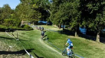 The men wind their way through the park. 2018 West Sacramento Cyclocross Grand Prix Day 2. © L. Lamoureux