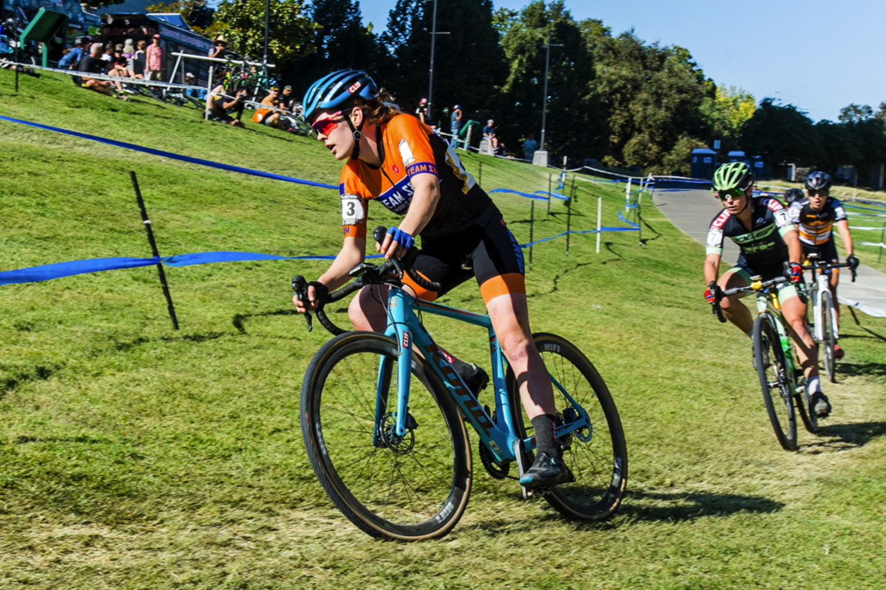 Clara Honsinger pushed the pace early. 2018 West Sacramento Cyclocross Grand Prix Day 2. © L. Lamoureux