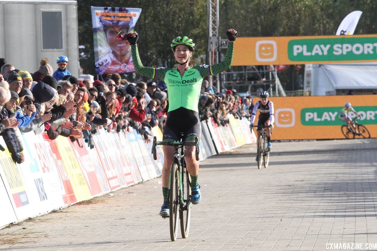 Marianne Vos celebrates her win at Ruddervoorde. 2018 Superprestige Ruddervoorde. © B. Hazen / Cyclocross Magazine