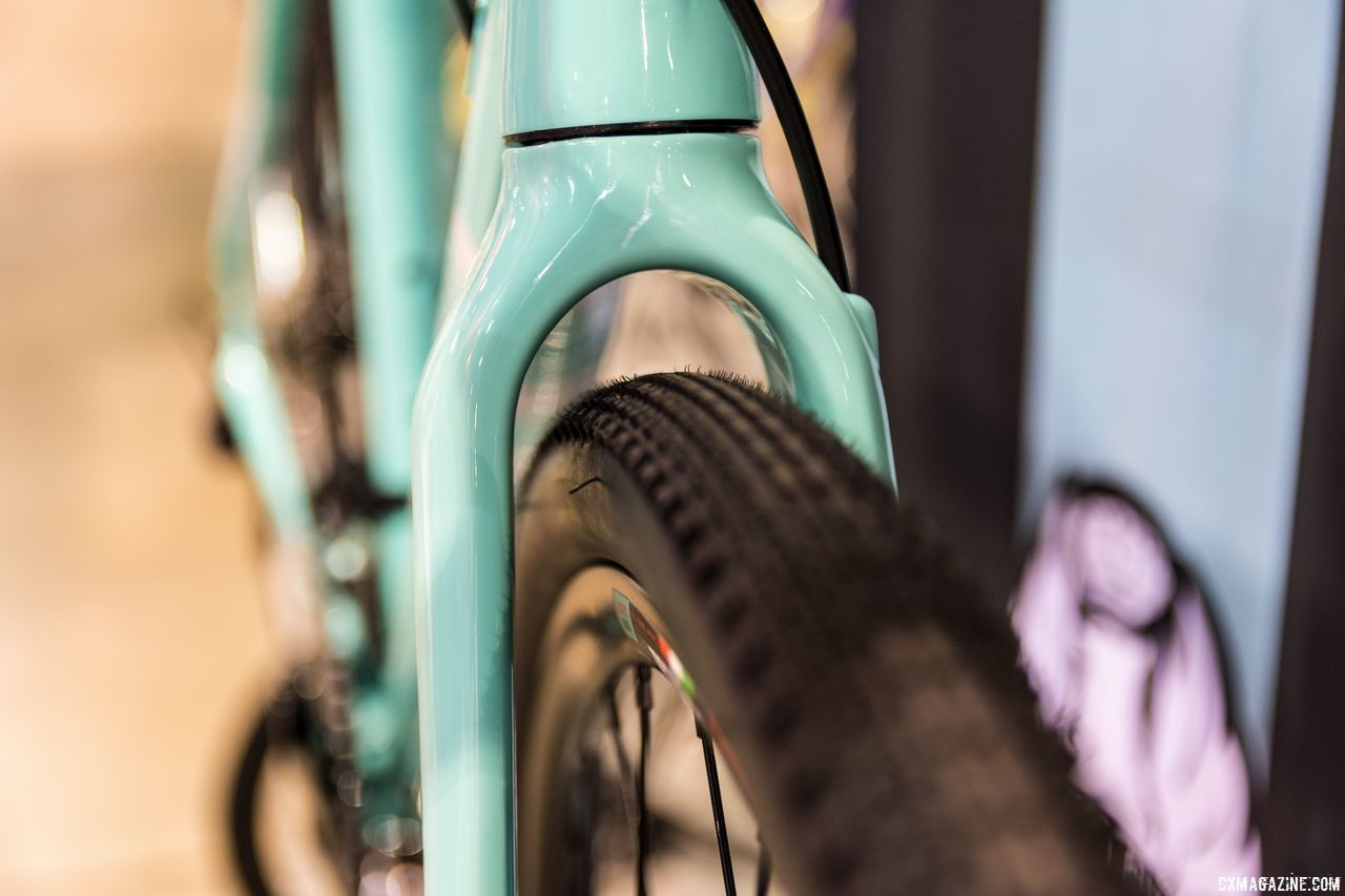 Impulso All Road fork with a 35mm tire mounted. Bianchi Orso, Impulso All Road and E-Road Aria, Interbike 2018. © C. Lee / Cyclocross Magazine