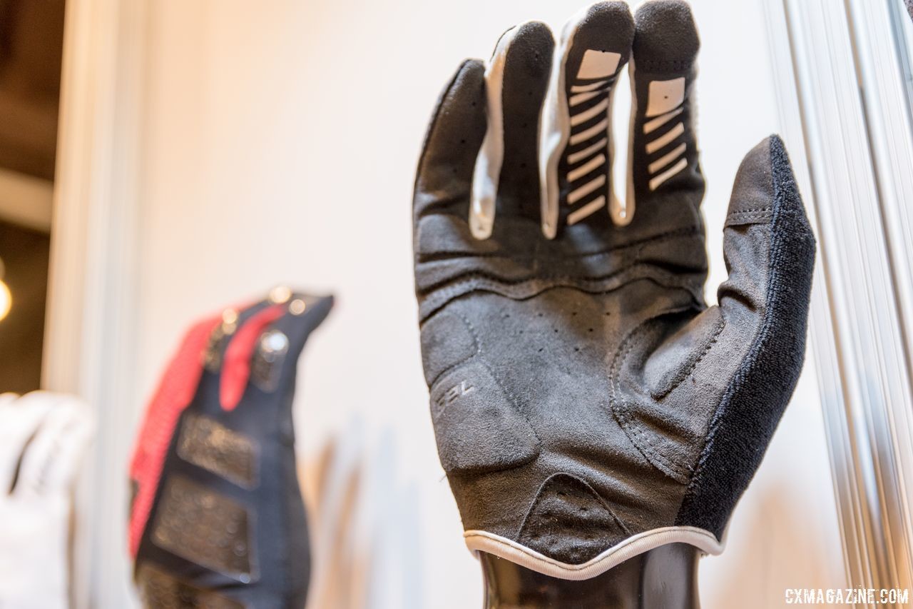 Light padding in the right places does not affect grip on the bar. Lizard Skins Monitor gloves. 2018 Interbike Contact Point Product Round-Up. © C. Lee / Cyclocross Magazine